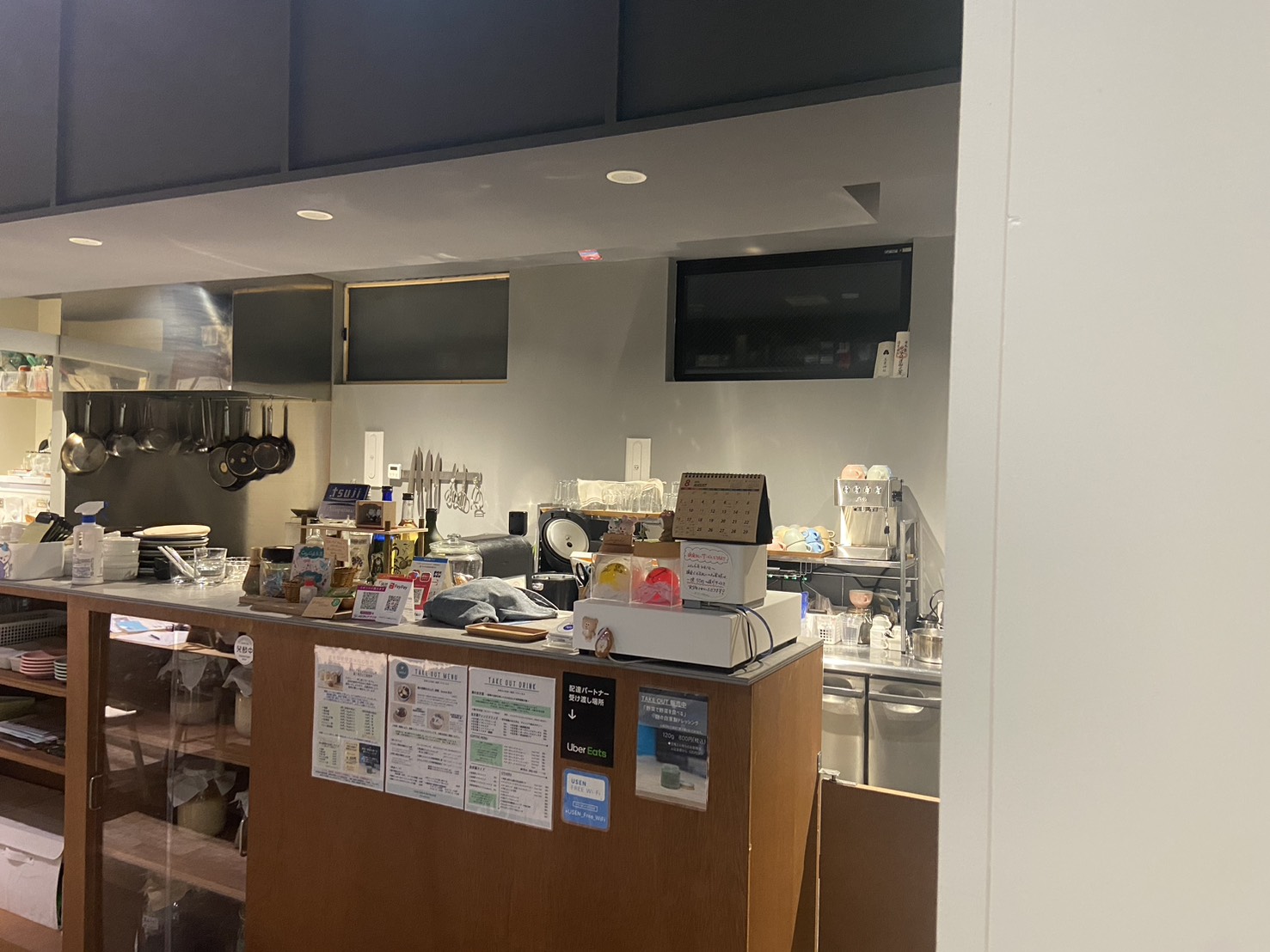 Cozy Cafe & Bar beyondのお客様側から見たレジカウンター