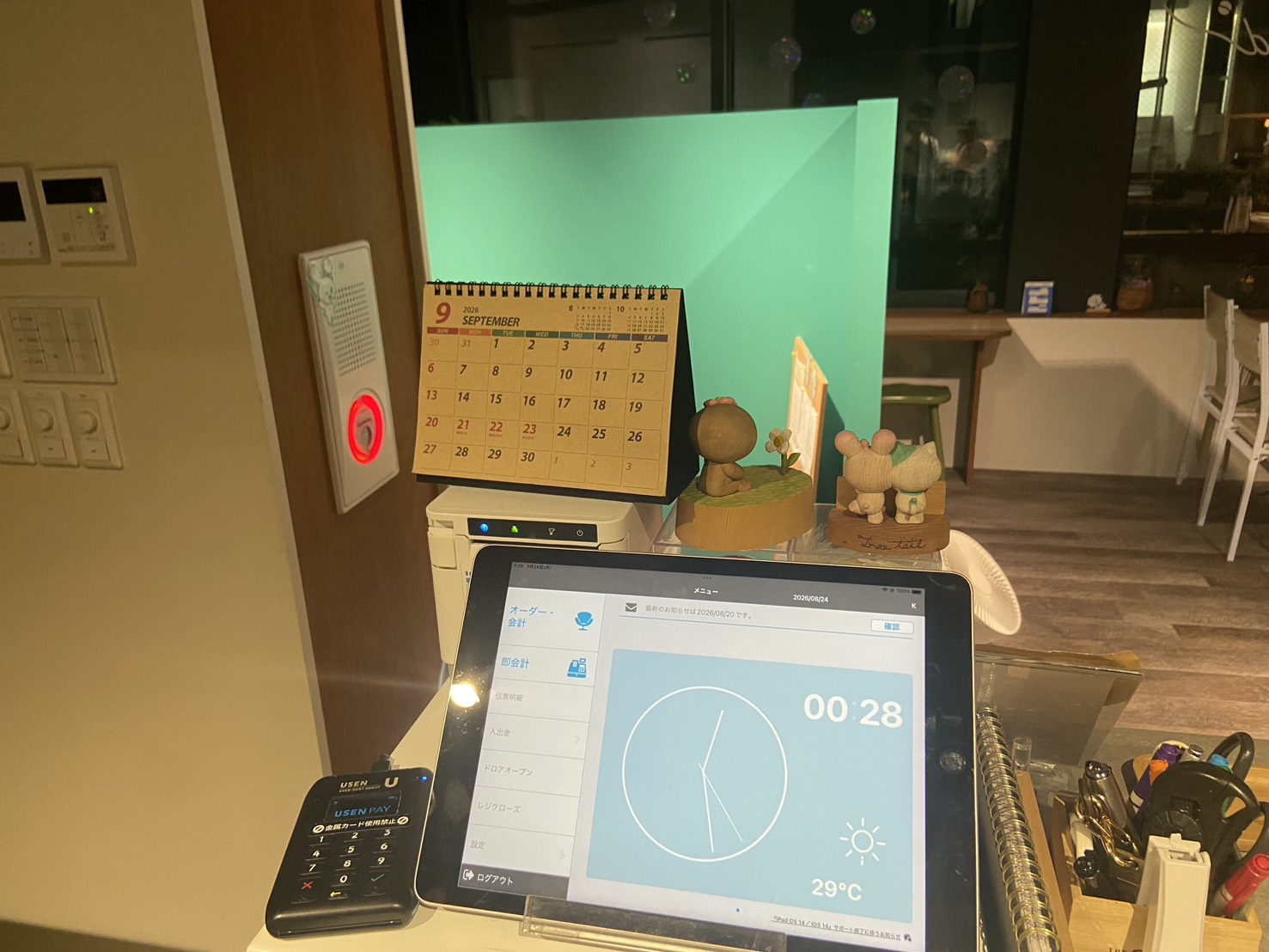 Cozy Cafe & Bar beyondで使用するUSENレジのiPad、USEN PAYのカードリーダー、レシートプリンター
