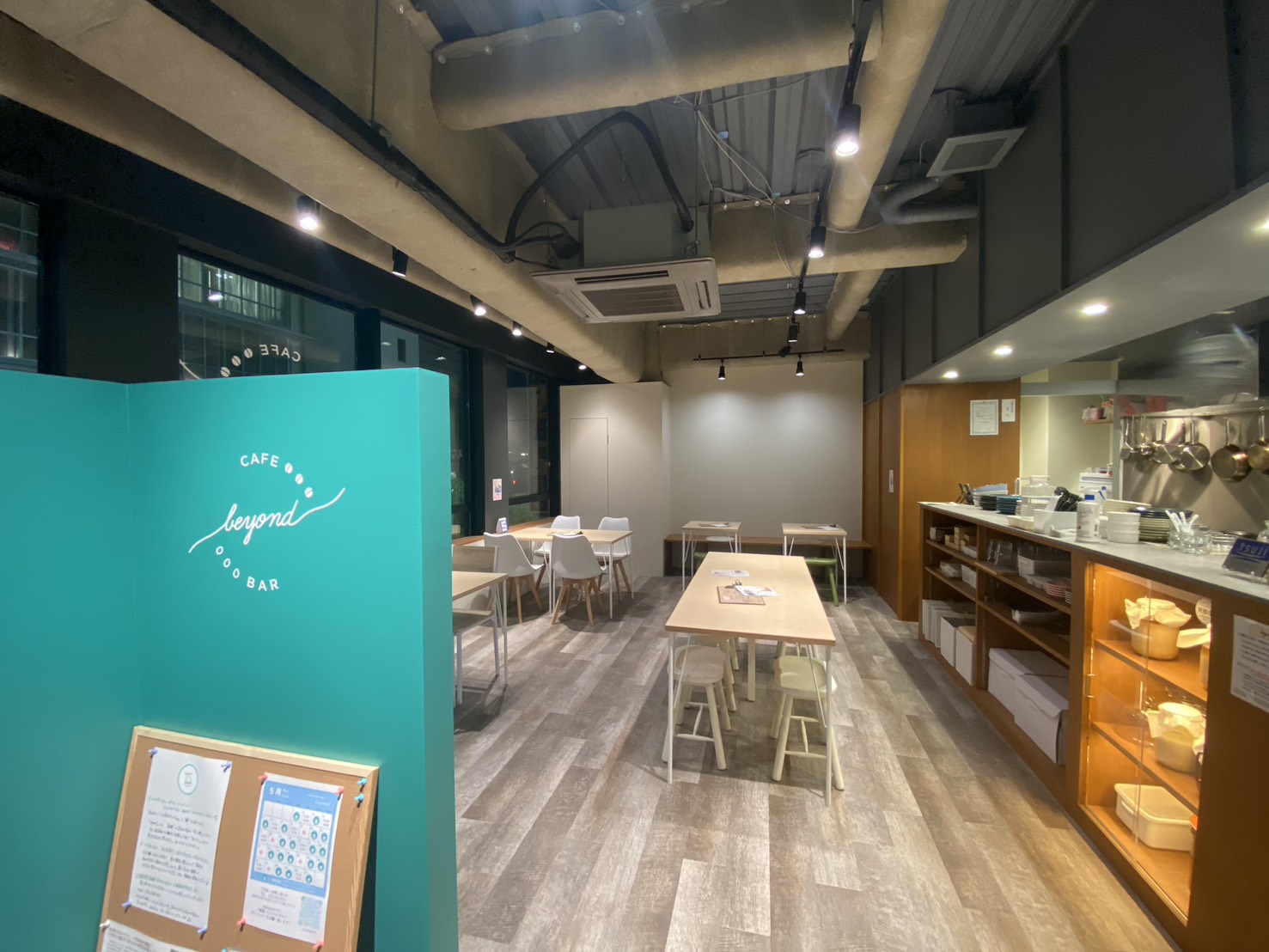 Cozy Cafe & Bar beyondの店内