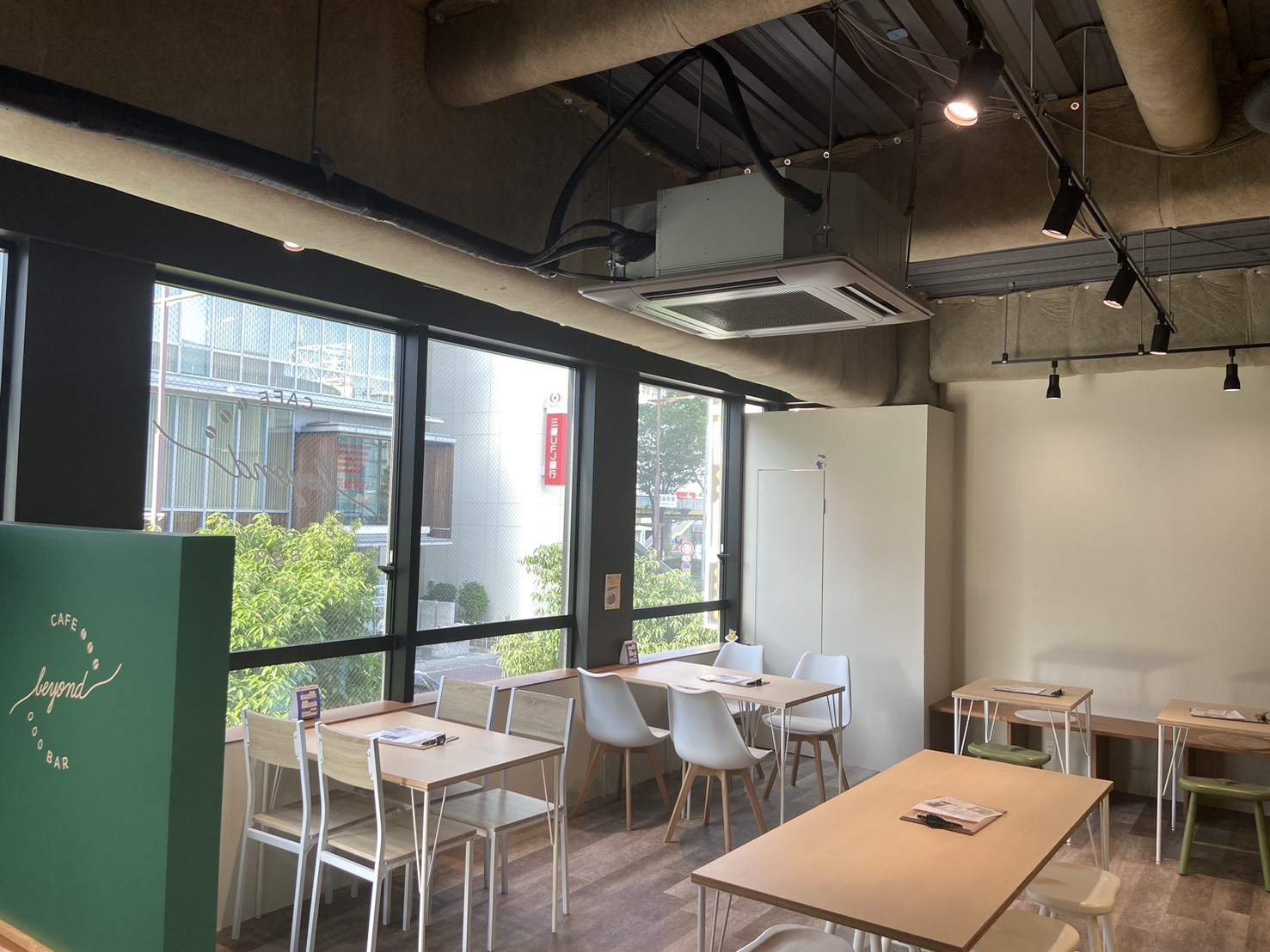 Cozy Cafe & Bar beyondでは、2023年9月の開業時からUSENレジとUSEN PAYを利用