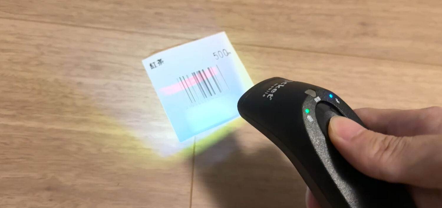 SocketScan S720でSTORESレジの商品バーコードを読み取る様子