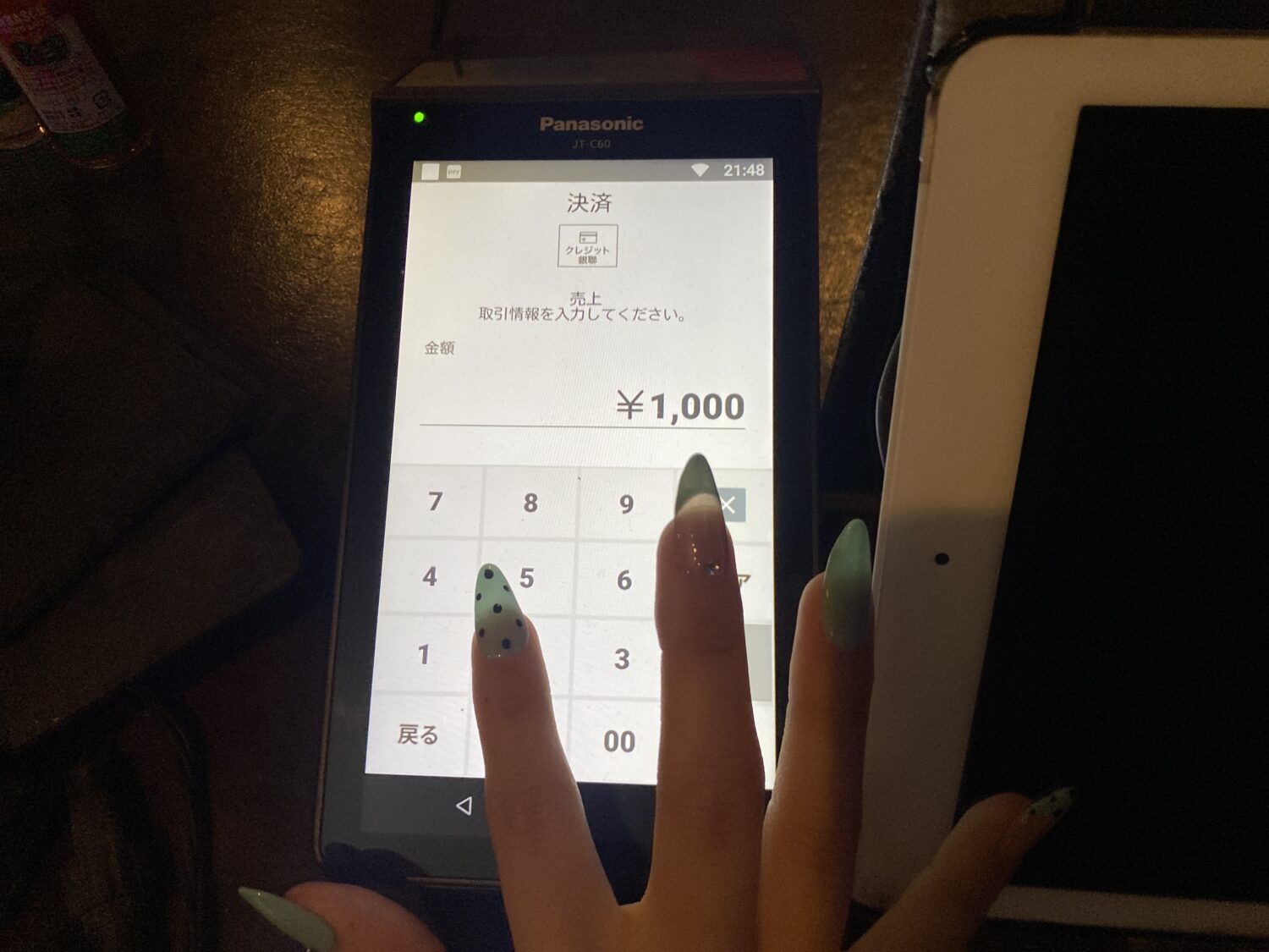 ダイニングバーZETTONでstera terminalへ会計金額を入力している画面