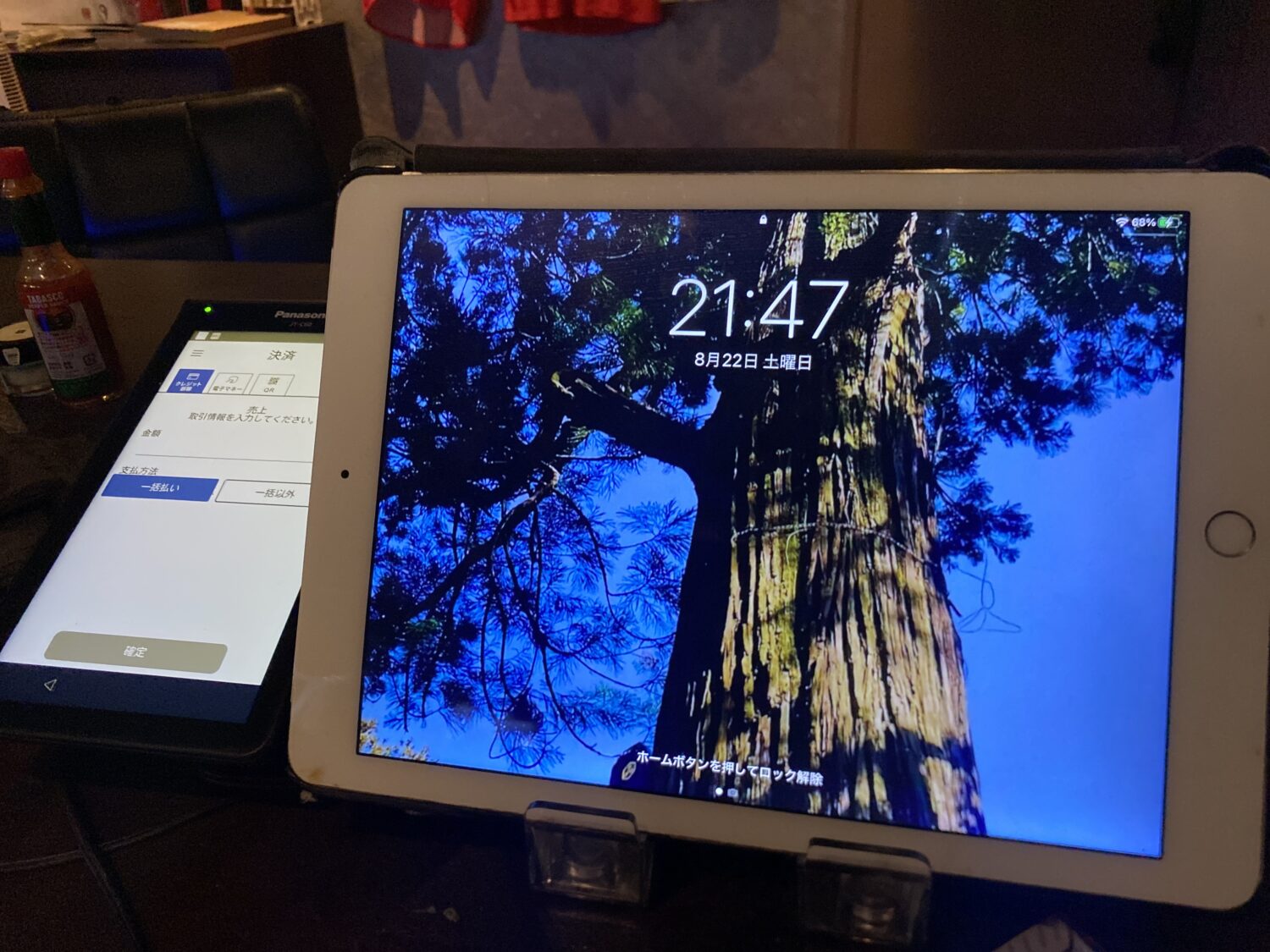 ダイニングバーZETTONの会計カウンターに置かれたstera terminalとiPad