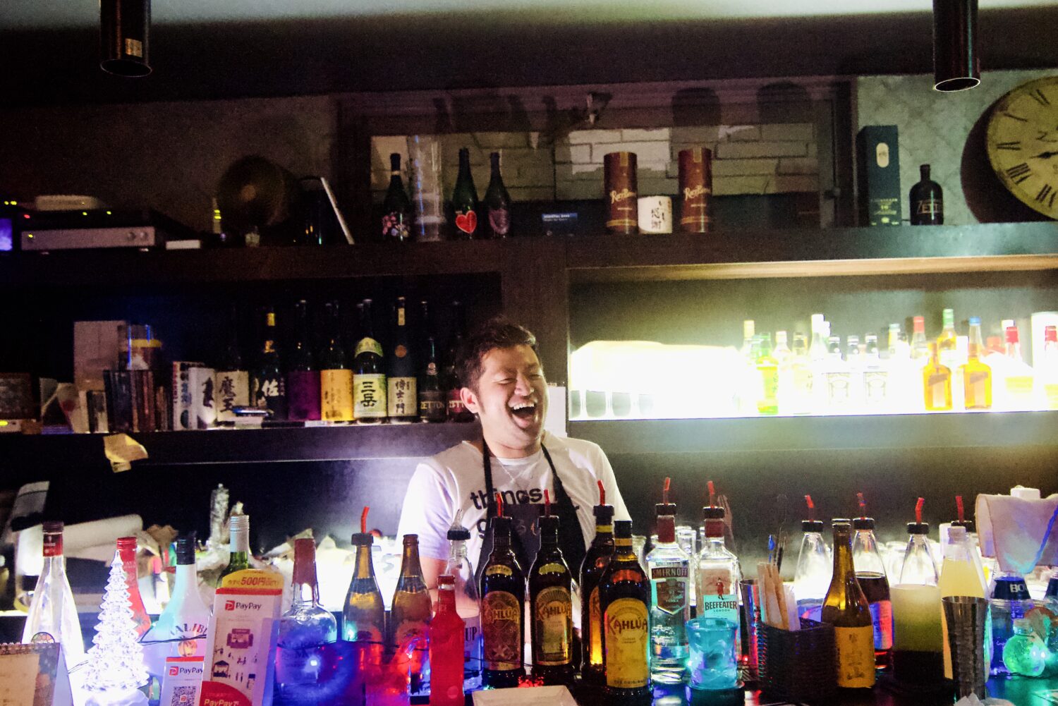 福岡県久留米市のダイニングバーZETTONのカウンターに立つ店長の藤丸さん