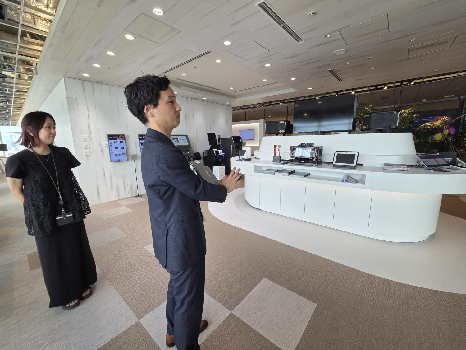 USENの店舗向け決済・通信・認証サービスが並ぶ展示エリア