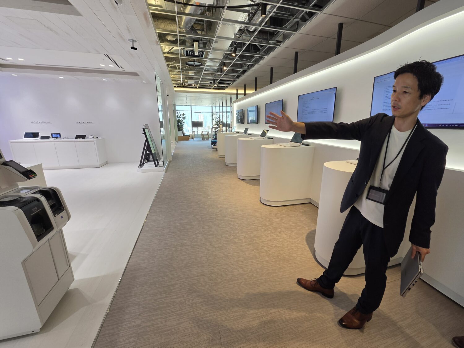 USEN SQUARE NEXTのショールーム全景を案内する向井智朗氏
