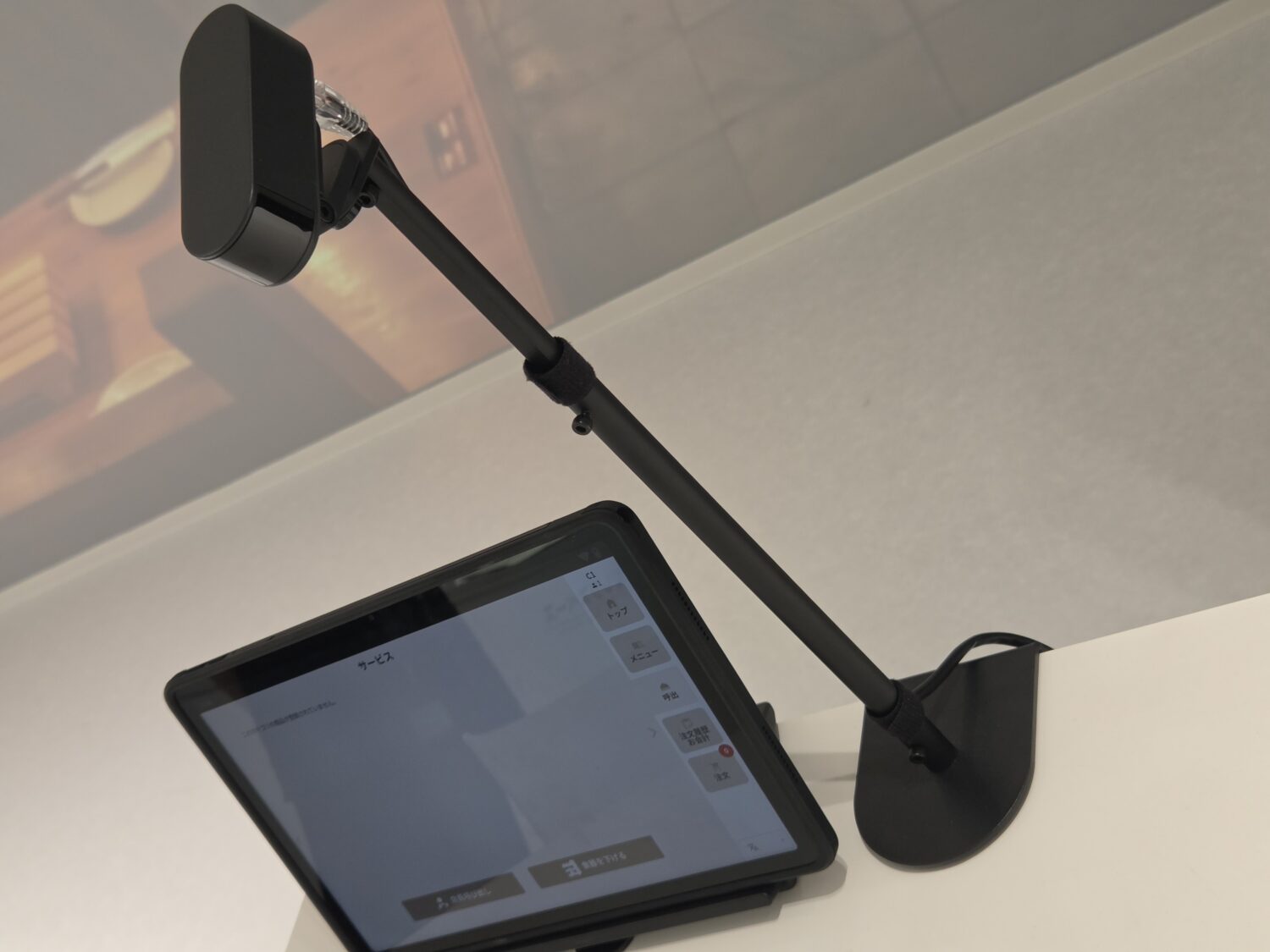 テーブル上のドリンク残量を検知するAIセンサーカメラとタブレット