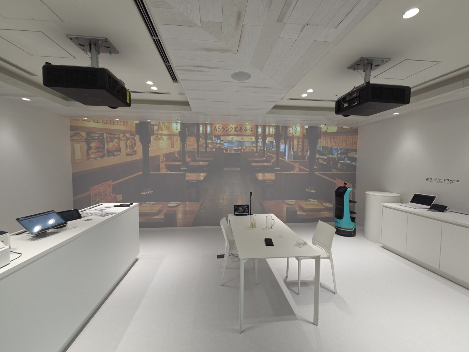 USEN SQUARE NEXTの店舗B・重飲食エリアに設置された配膳ロボット