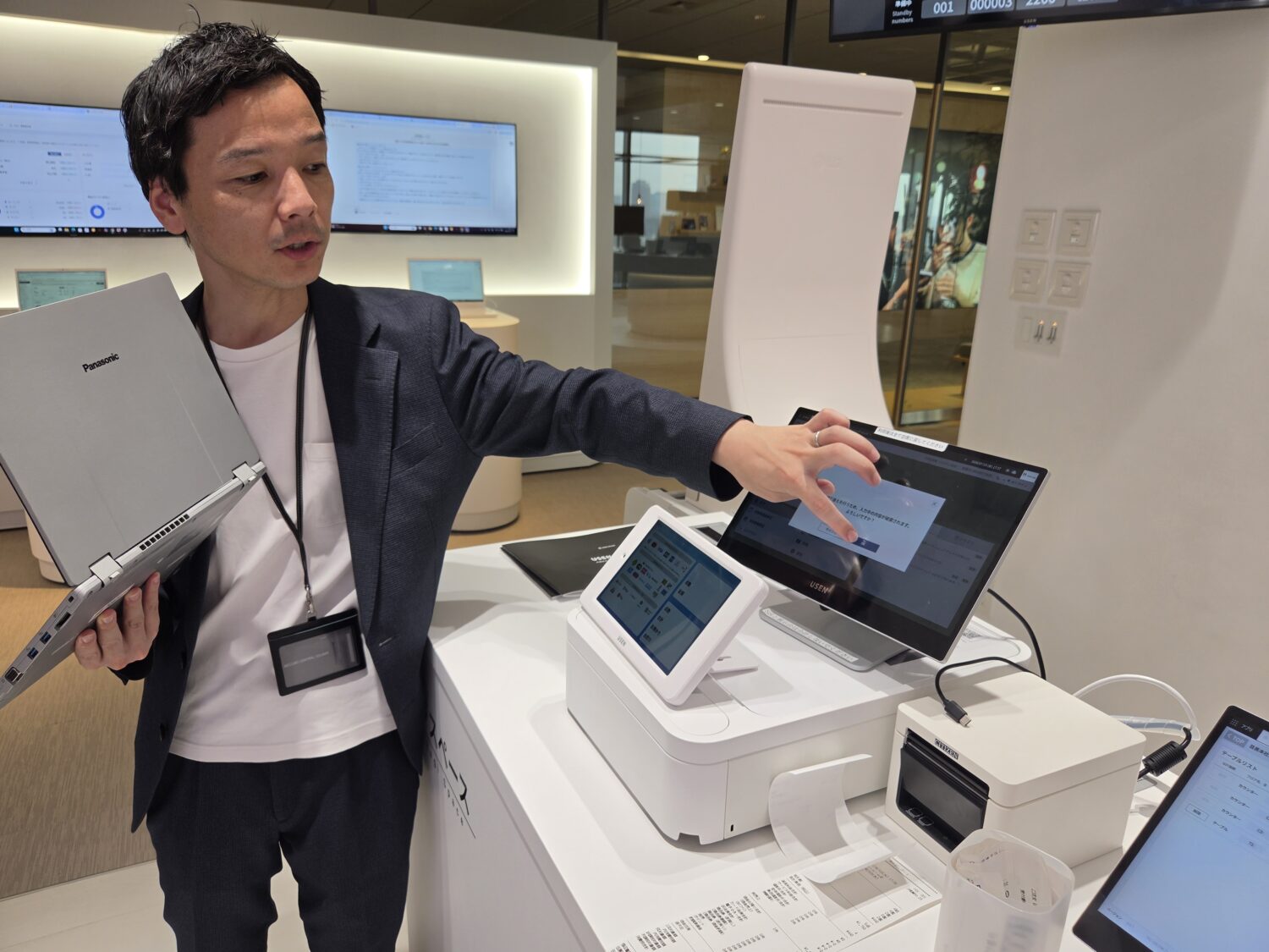 USEN担当者の向井氏がUSENレジの操作を説明する様子