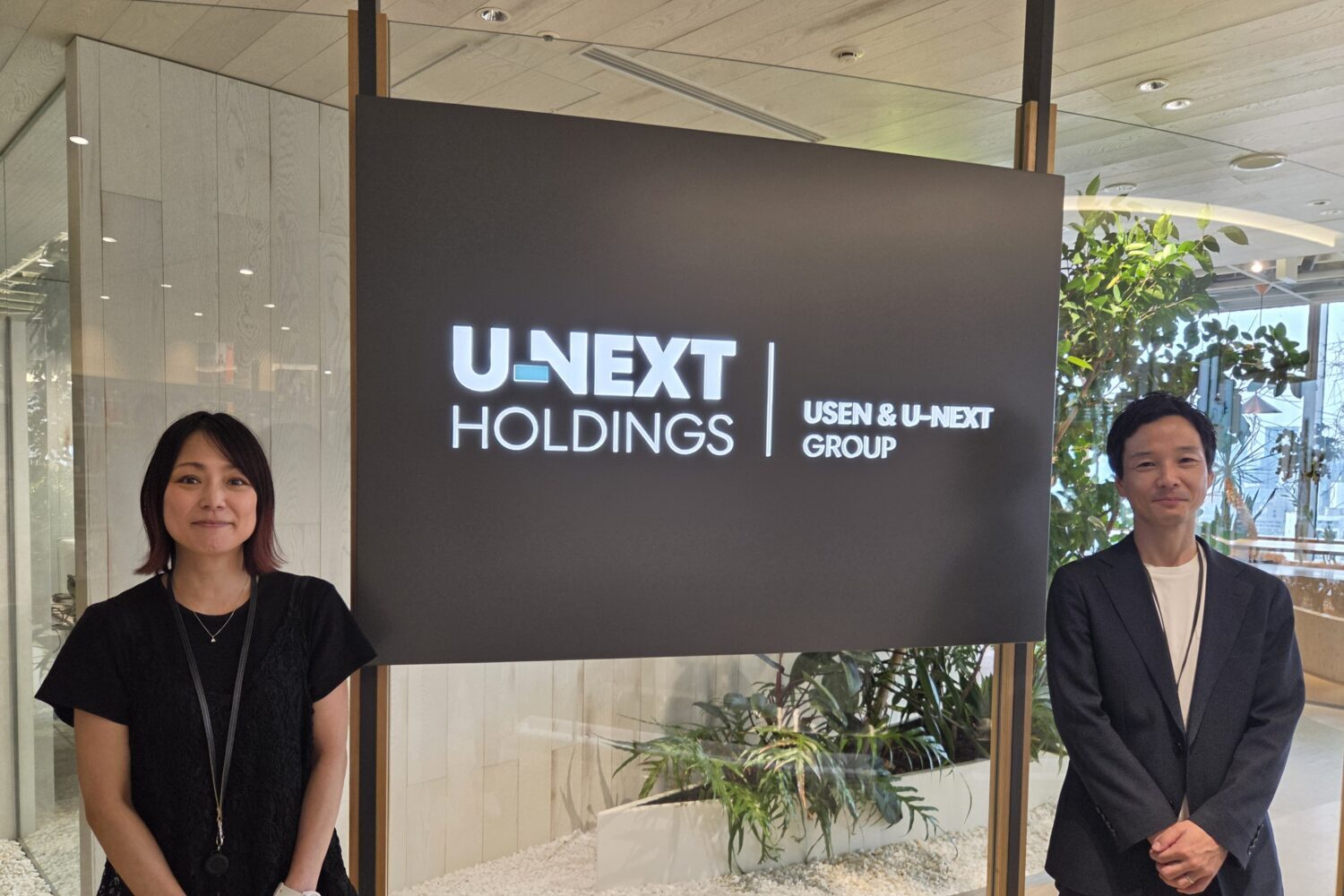 USEN SQUARE NEXTのエントランスで、取材に対応した向井智朗氏と秋山奈穂子氏を撮影【2026年7月15日、StorePro編集部撮影】