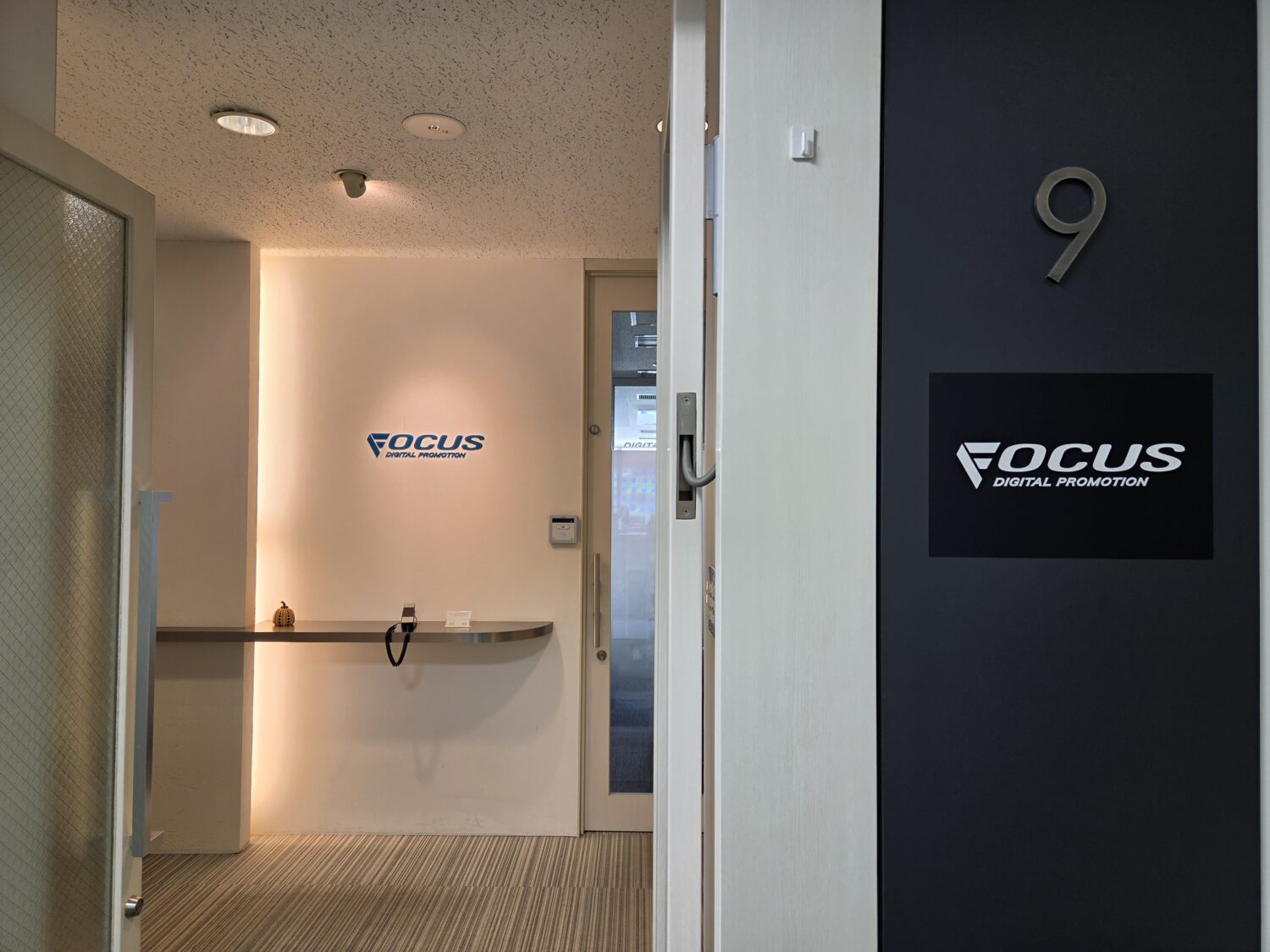 コスモ新宿御苑9階にある株式会社フォウカスの入口
