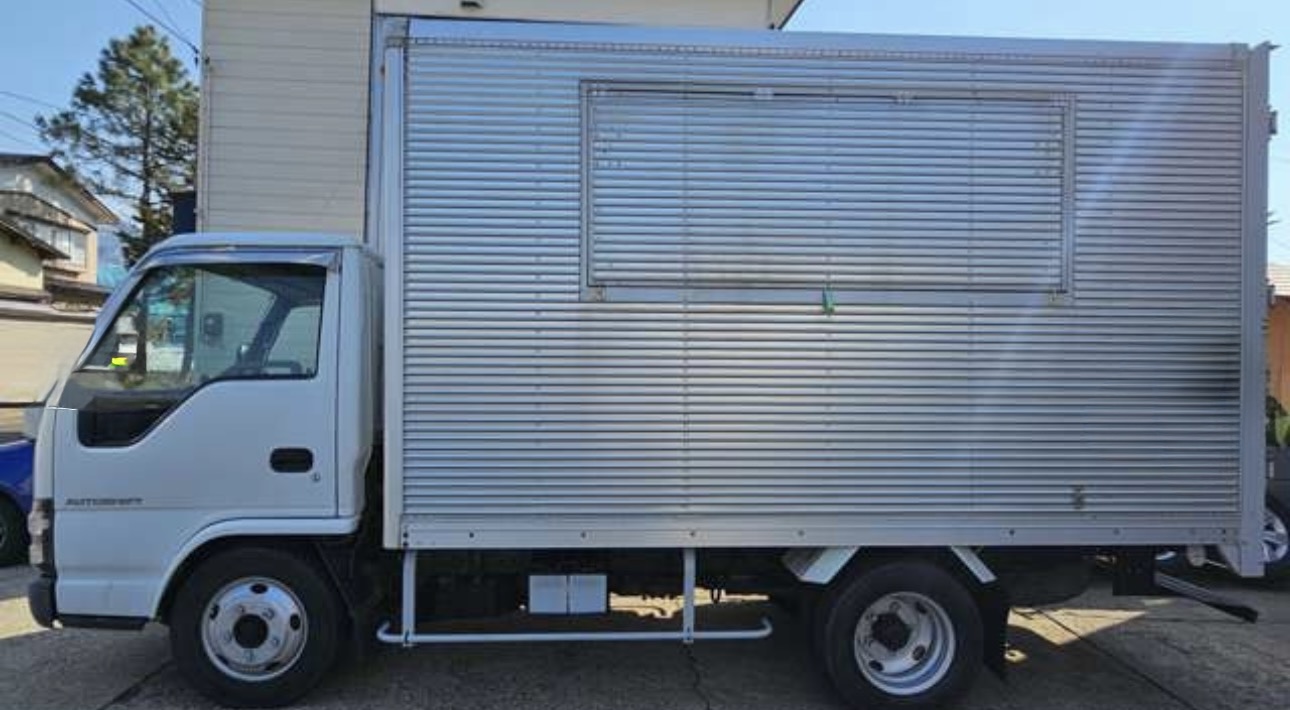 3KITCHENが使用する2台目のキッチンカー外観