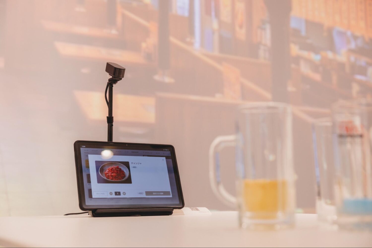 AIセンサーカメラがテーブル上のドリンク残量を検知する構成を実機で確認【StorePro編集部撮影】