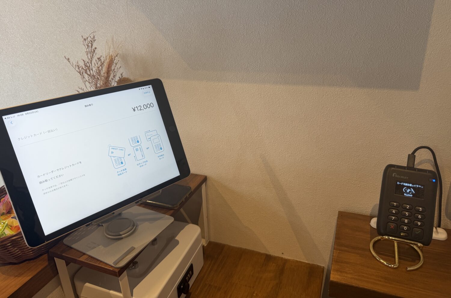 Airペイのカード読み取り画面を表示したiPadと、隣に設置されたカードリーダー