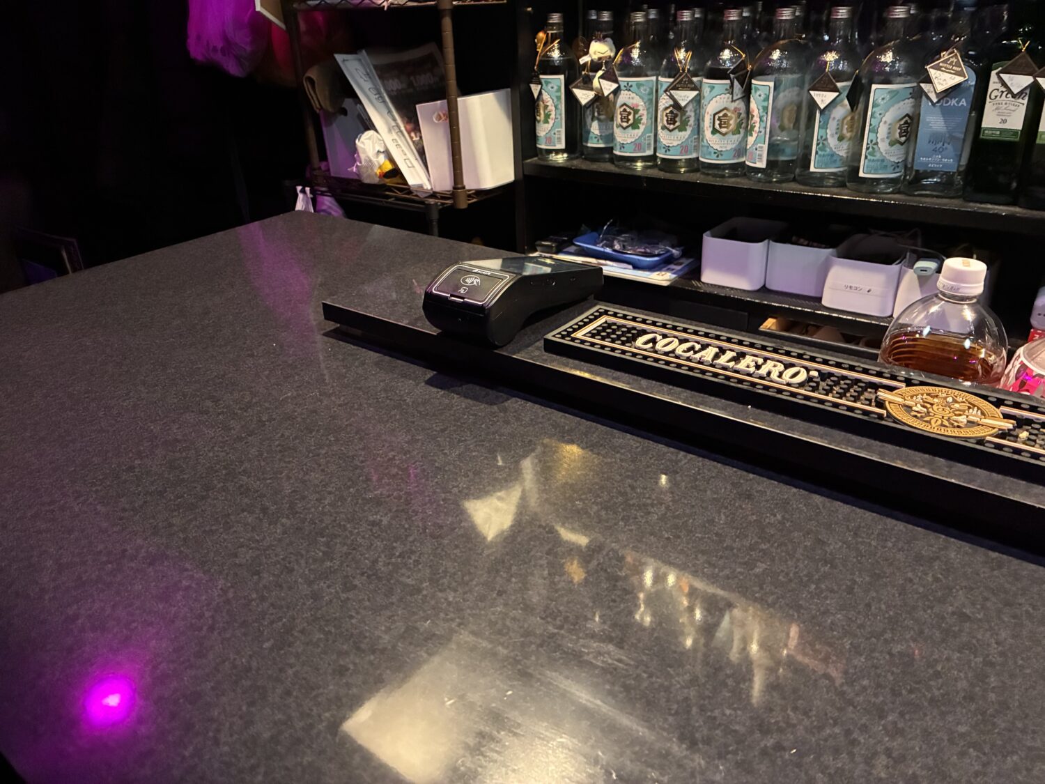 BAR STRUのカウンターに設置されたPAYGATEと背後のボトル棚