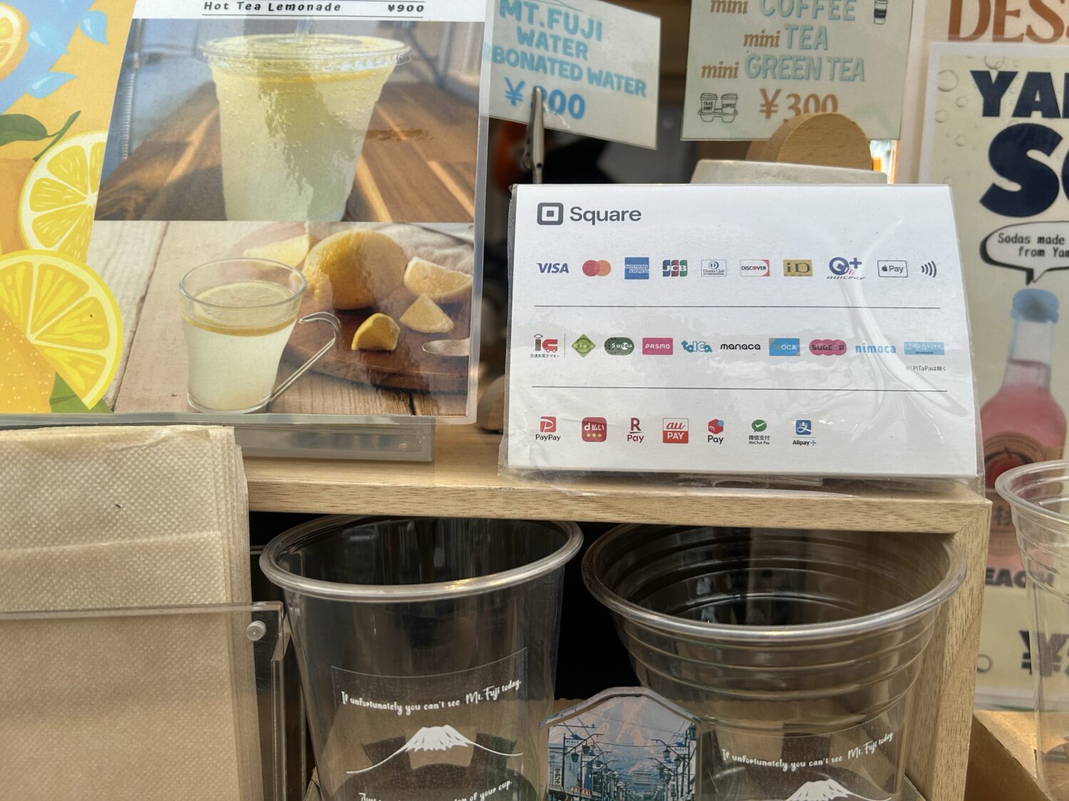 FUJI CRAFT BEERSの注文窓口に掲示されたキャッシュレス決済ブランドの案内