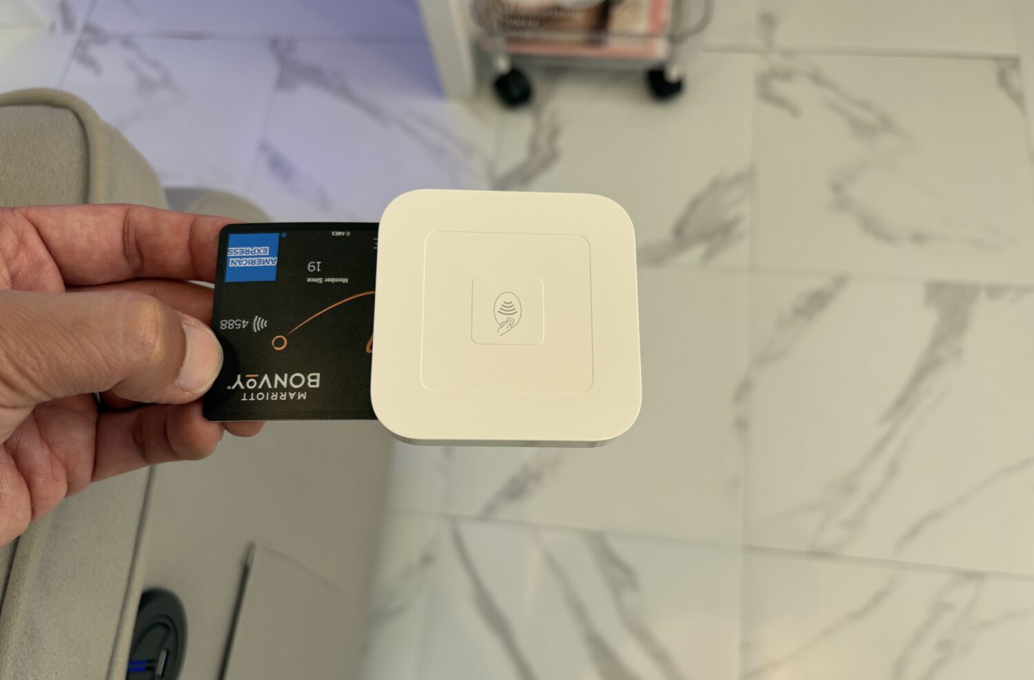 GLOWで使用するSquareリーダーにクレジットカードを差し込む様子