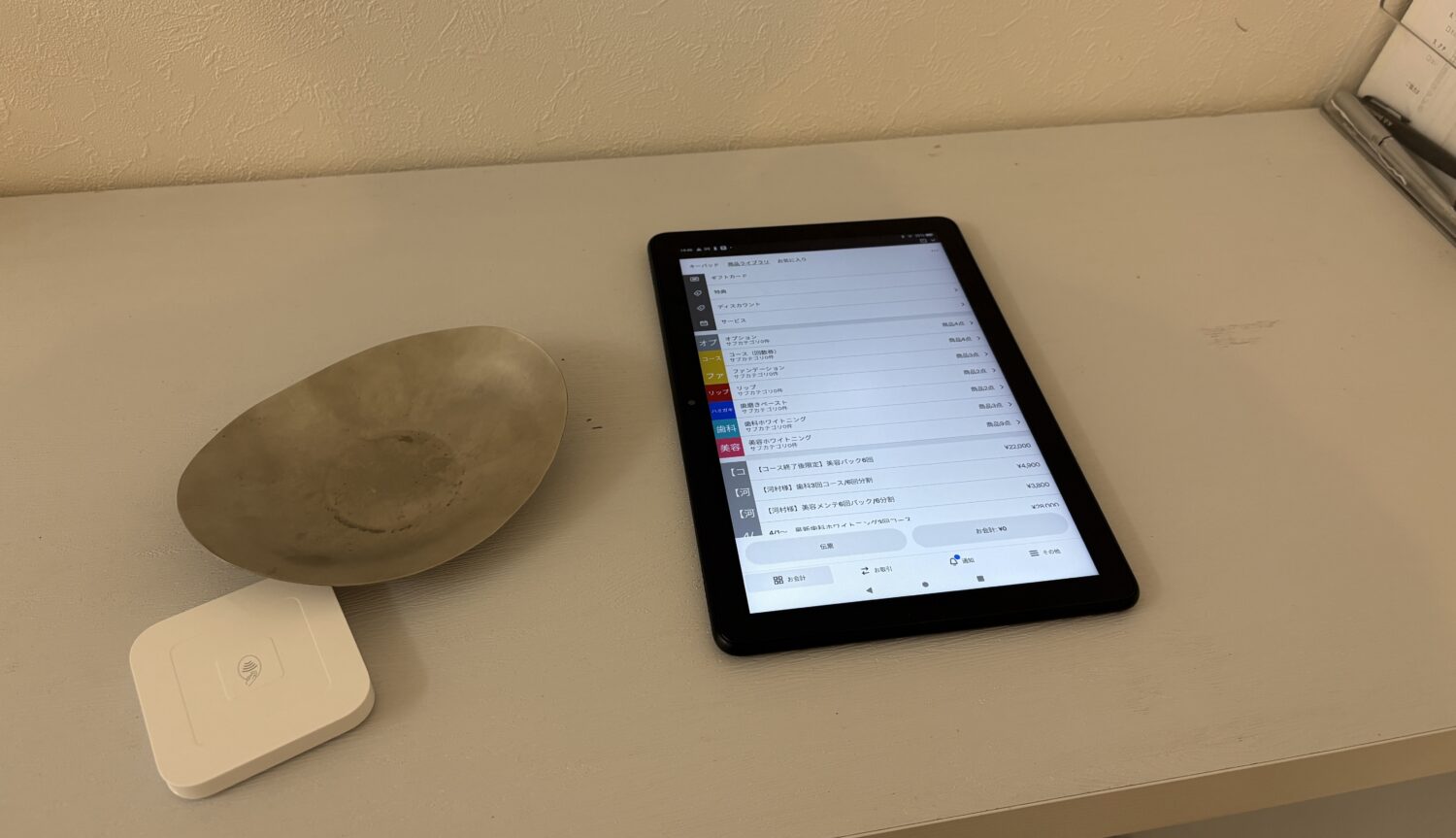 GLOWで登録したホワイトニングメニューの一覧と、横に置かれたSquareリーダー