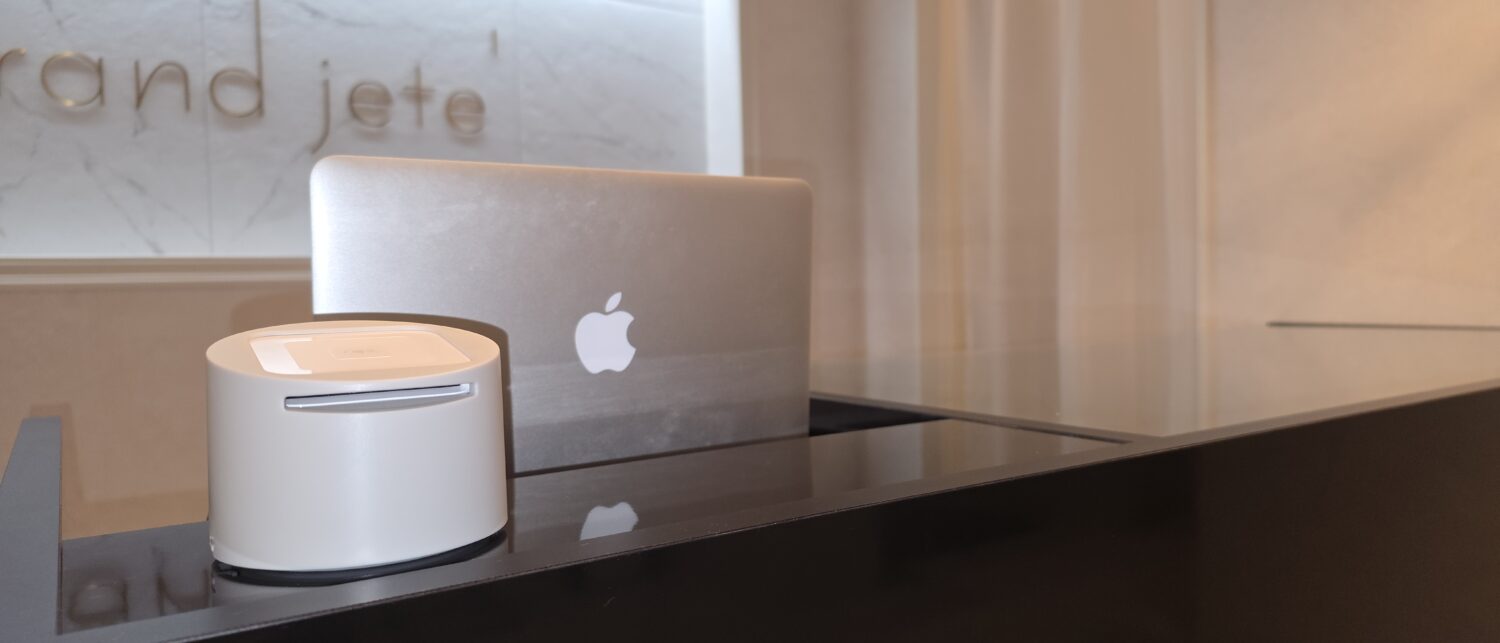 Grand jete'のカウンターに設置されたSquareリーダーと、その後ろにあるMacBook