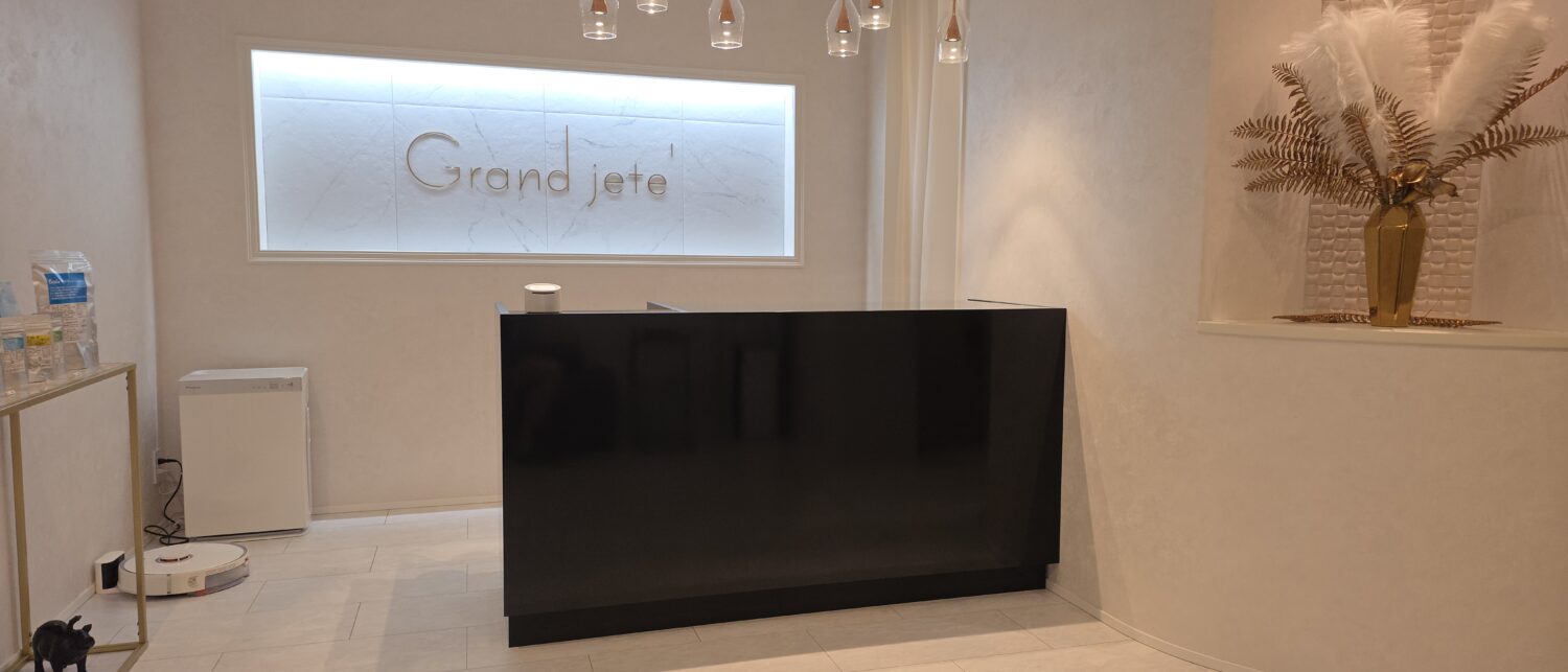 Grand jete'の店名ロゴがある受付と、Squareリーダーを置いたレジカウンター
