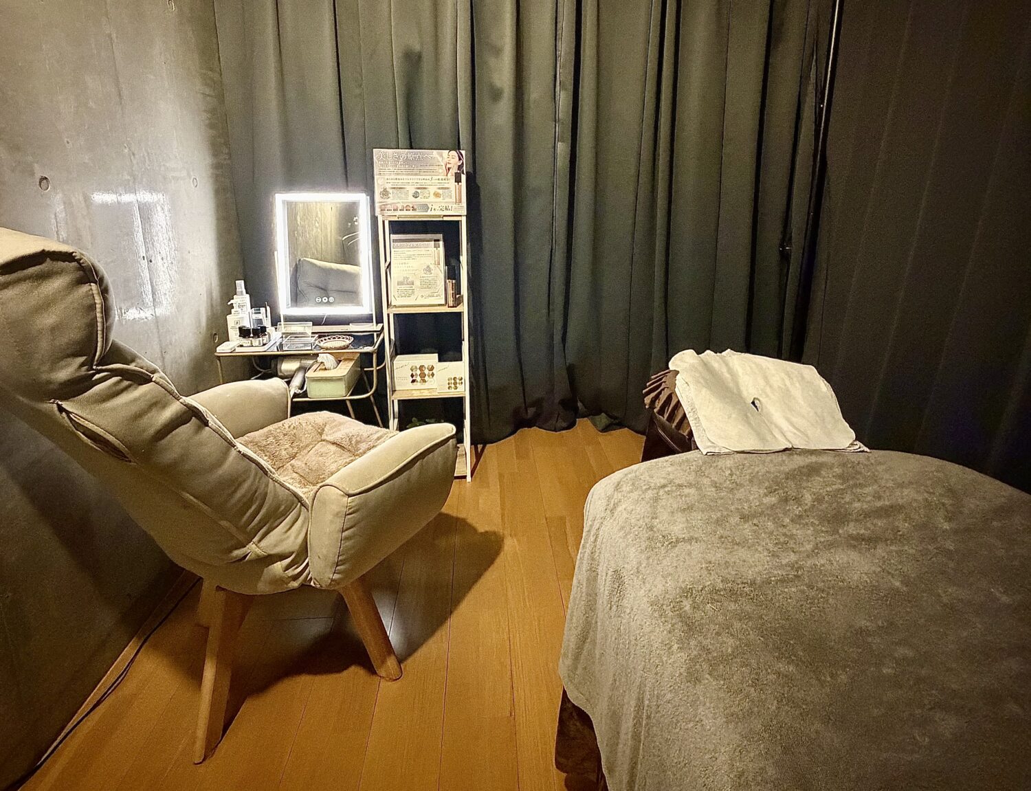 リンパドレナージュ&ドライヘッドスパ専門店naturiの施術ベッドと化粧台