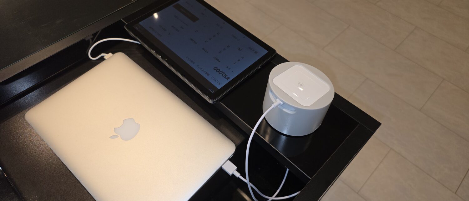 Square POSレジの金額入力画面を表示したタブレットと、隣にあるSquareリーダー