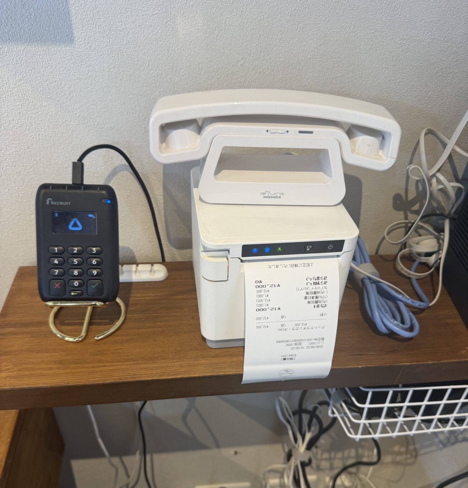 glanlichtのレシートが出ているプリンターと、その隣に置かれたAirペイのカードリーダー