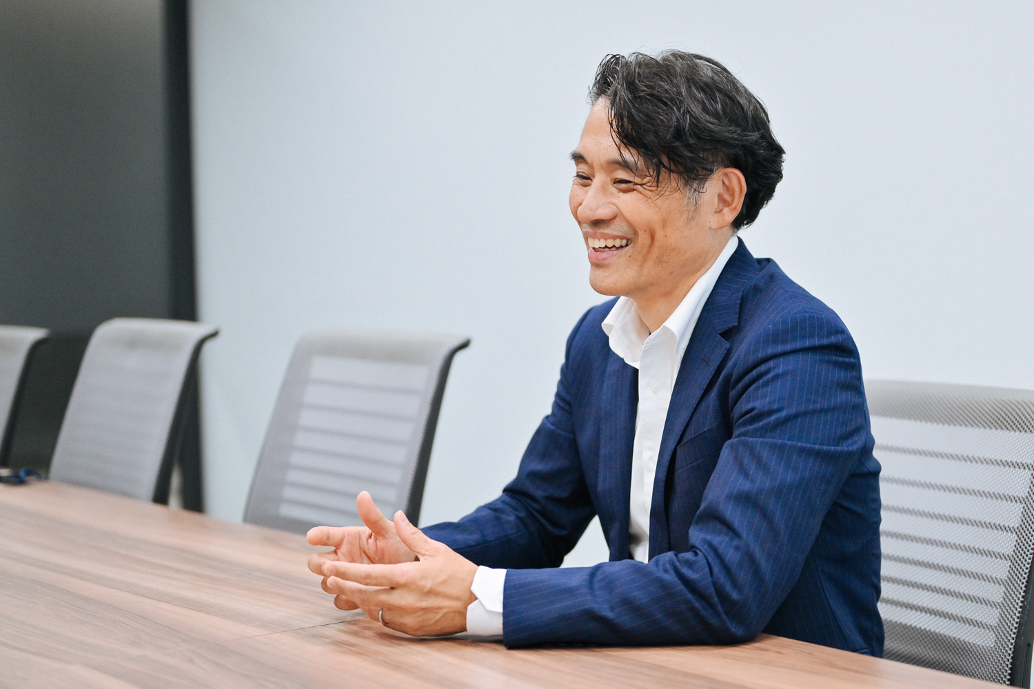 会議室で話すJMSおまかせサービスの石川様