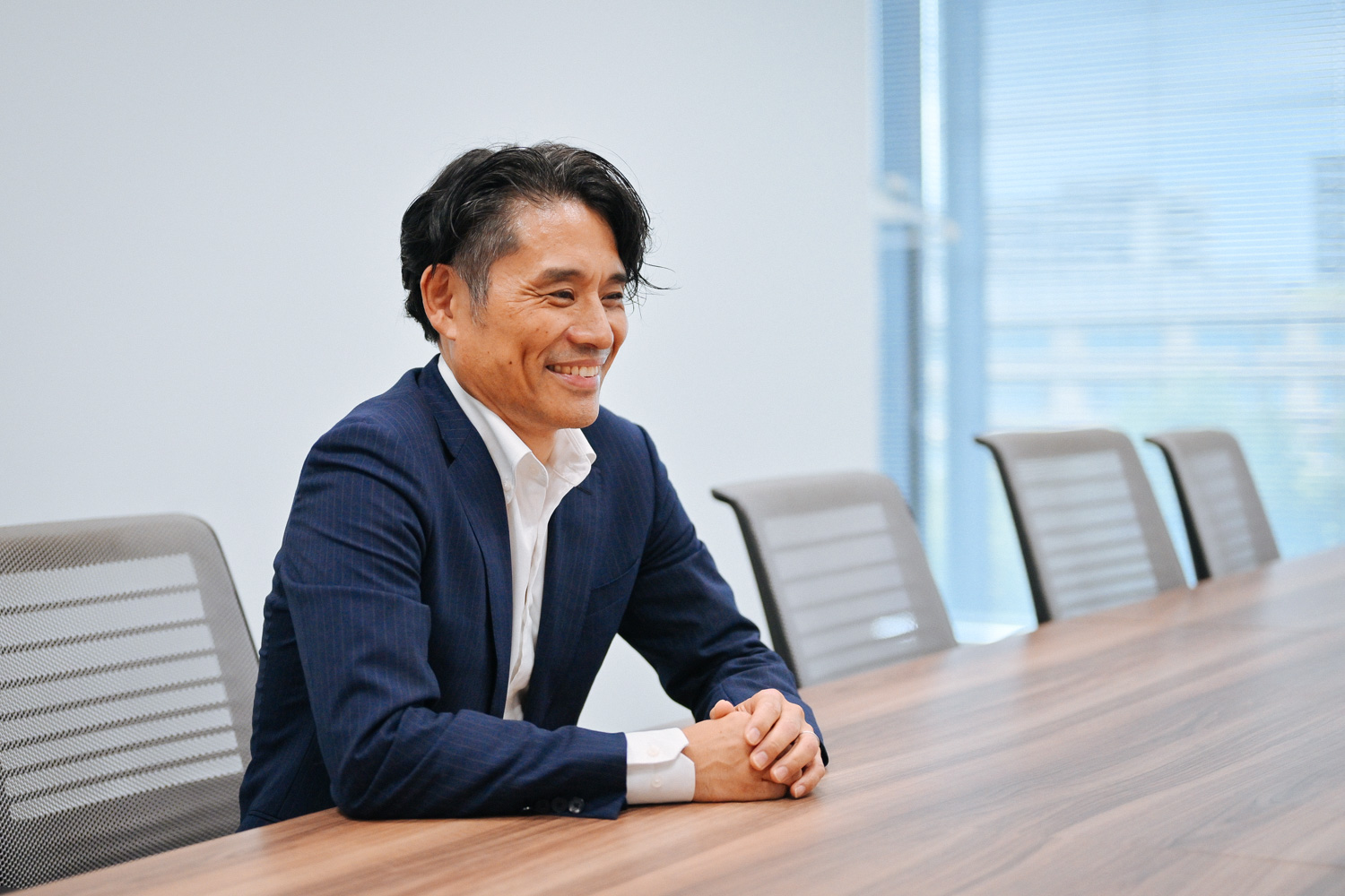 JMSおまかせサービスの取材回答者・石川様が会議室で着席する様子
