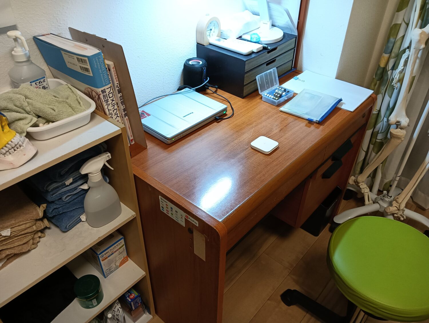 ひろしま頭痛整体院の事務机に置かれたSquareリーダーと硬貨ケース
