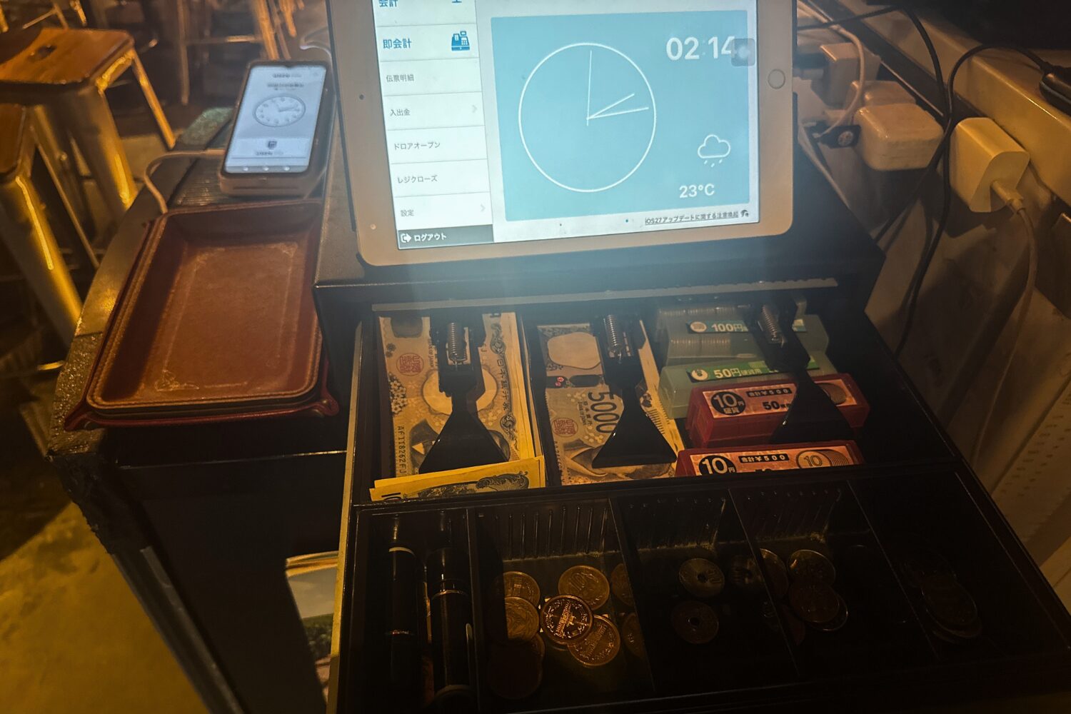 オペレッタ52で紙幣と硬貨を種類別に収納しているキャッシュドロアとUSENレジ