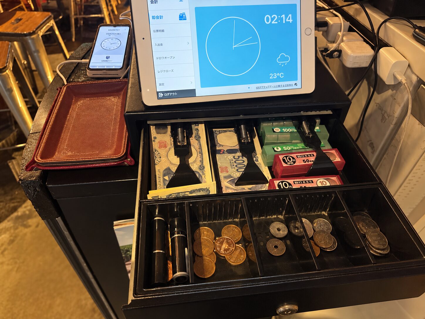 オペレッタ52で紙幣と硬貨を種類別に収納しているキャッシュドロアとUSENレジ