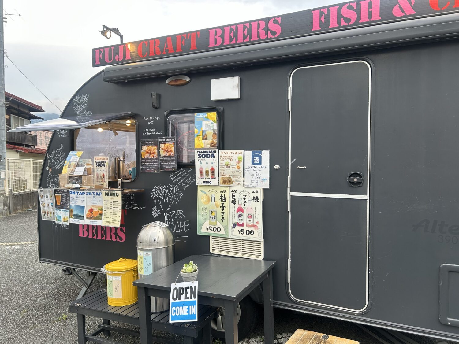 山梨県富士吉田市で営業するFUJI CRAFT BEERSのキッチンカーと注文窓口