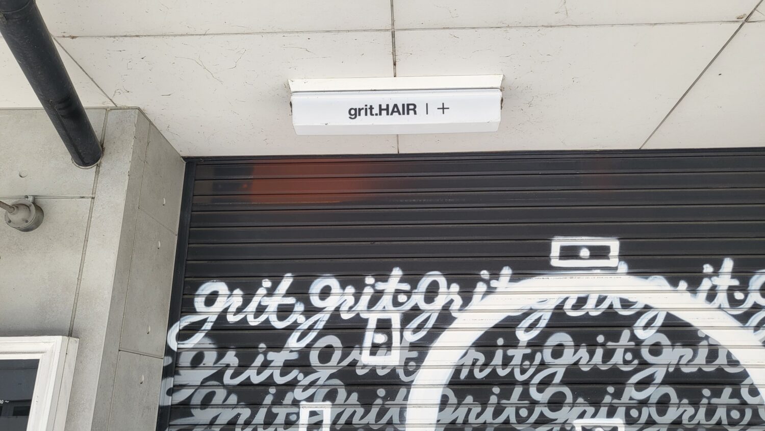 福島県郡山市の美容室grit.HAIR｜＋の店名看板と外観