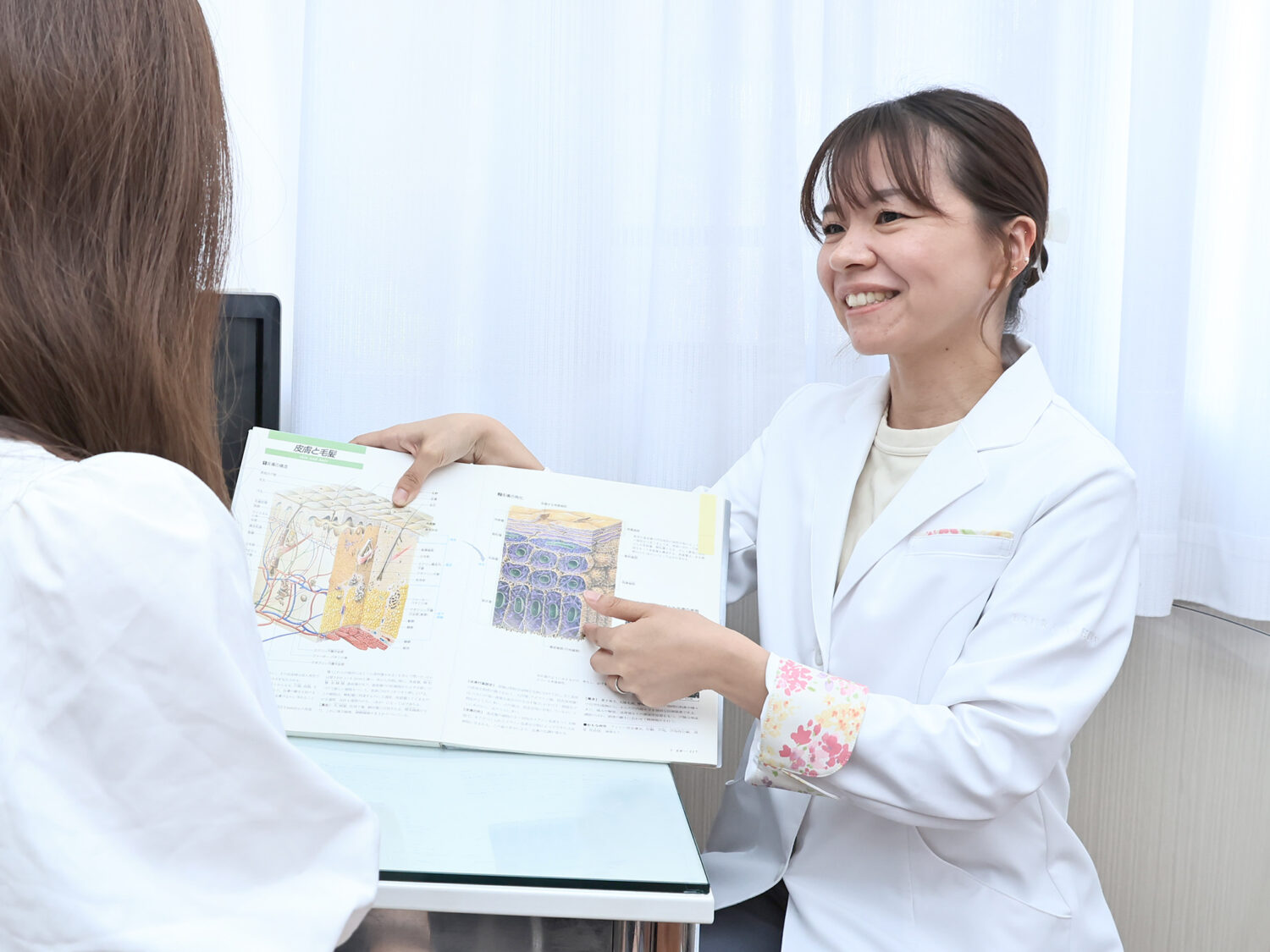 肌能力回復サロン Un Lemieux Laboで資料を使ってお客様に説明する様子