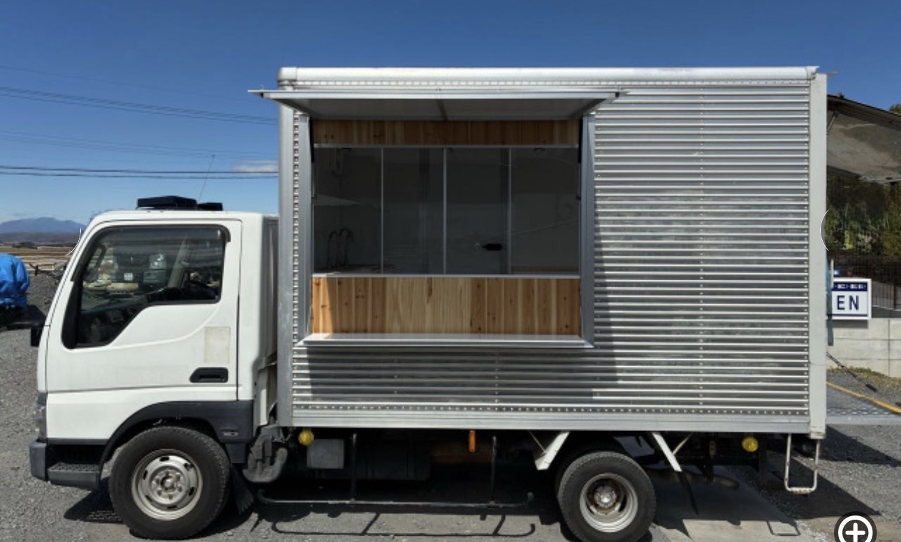 販売口が開いた3KITCHENのキッチンカー外観