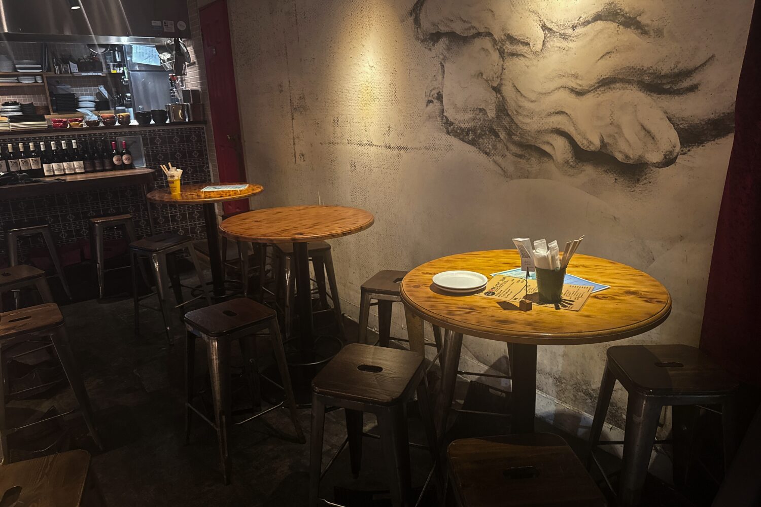 鴨餃子とワインを楽しめる居酒屋「オペレッタ52」