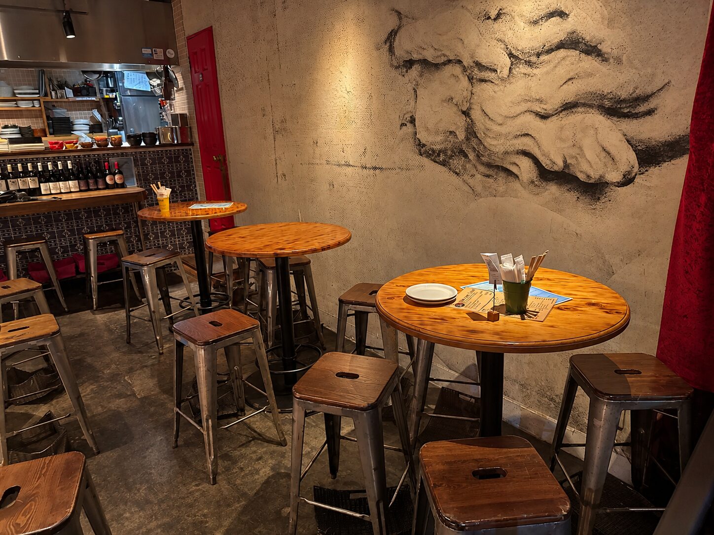 鴨餃子とワインを楽しめる居酒屋「オペレッタ52」