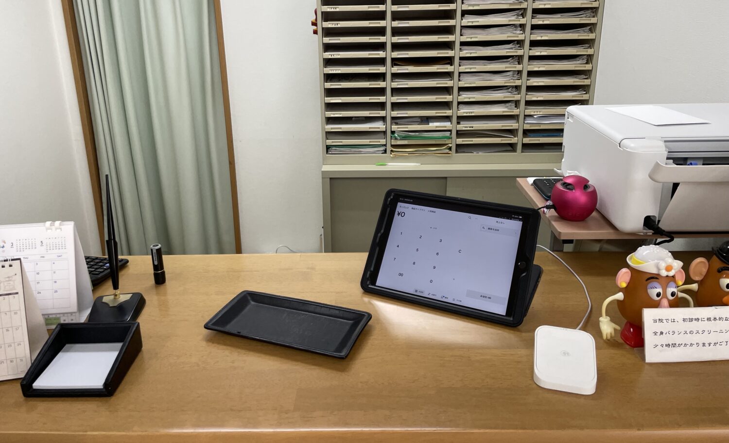 中林整骨院・なかもず院の受付で使用しているSquare POSレジとSquareリーダー