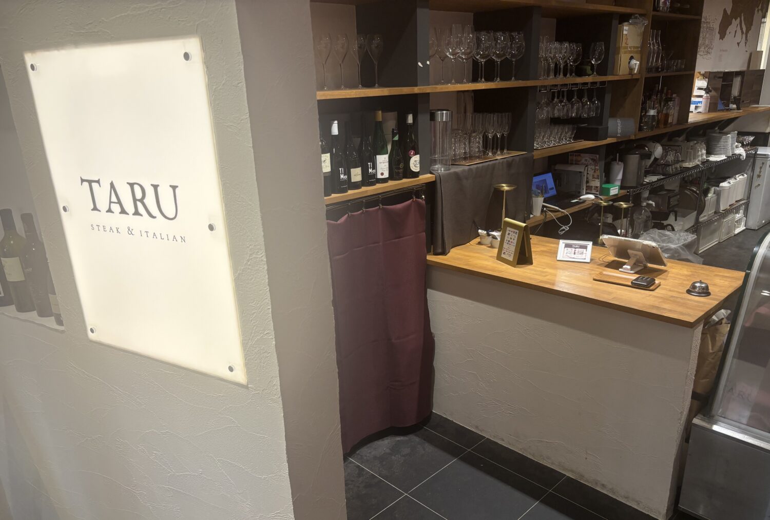 TARU steak&italianの入口付近に設けたiPadとAirペイのあるレジカウンター