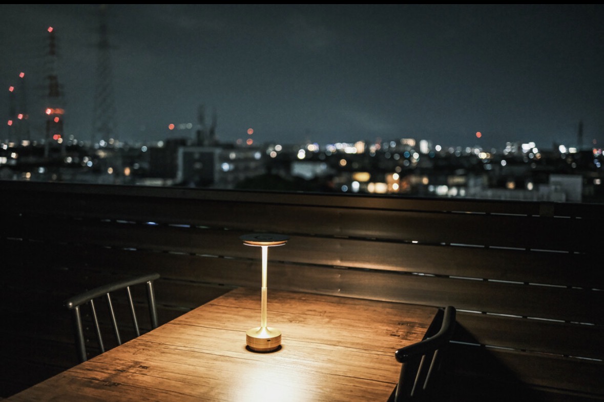 夜景を眺めながら食事を楽しめるTARU steak&italianのテラス席