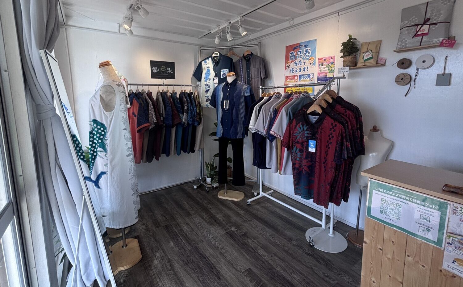 色柄の異なるかりゆしウェアが並ぶLana OKINAWAの店内